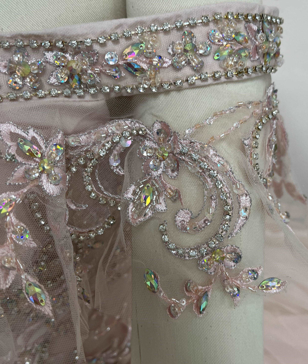 (LIVE 37) Gowns shine, lace details, light up occasions.