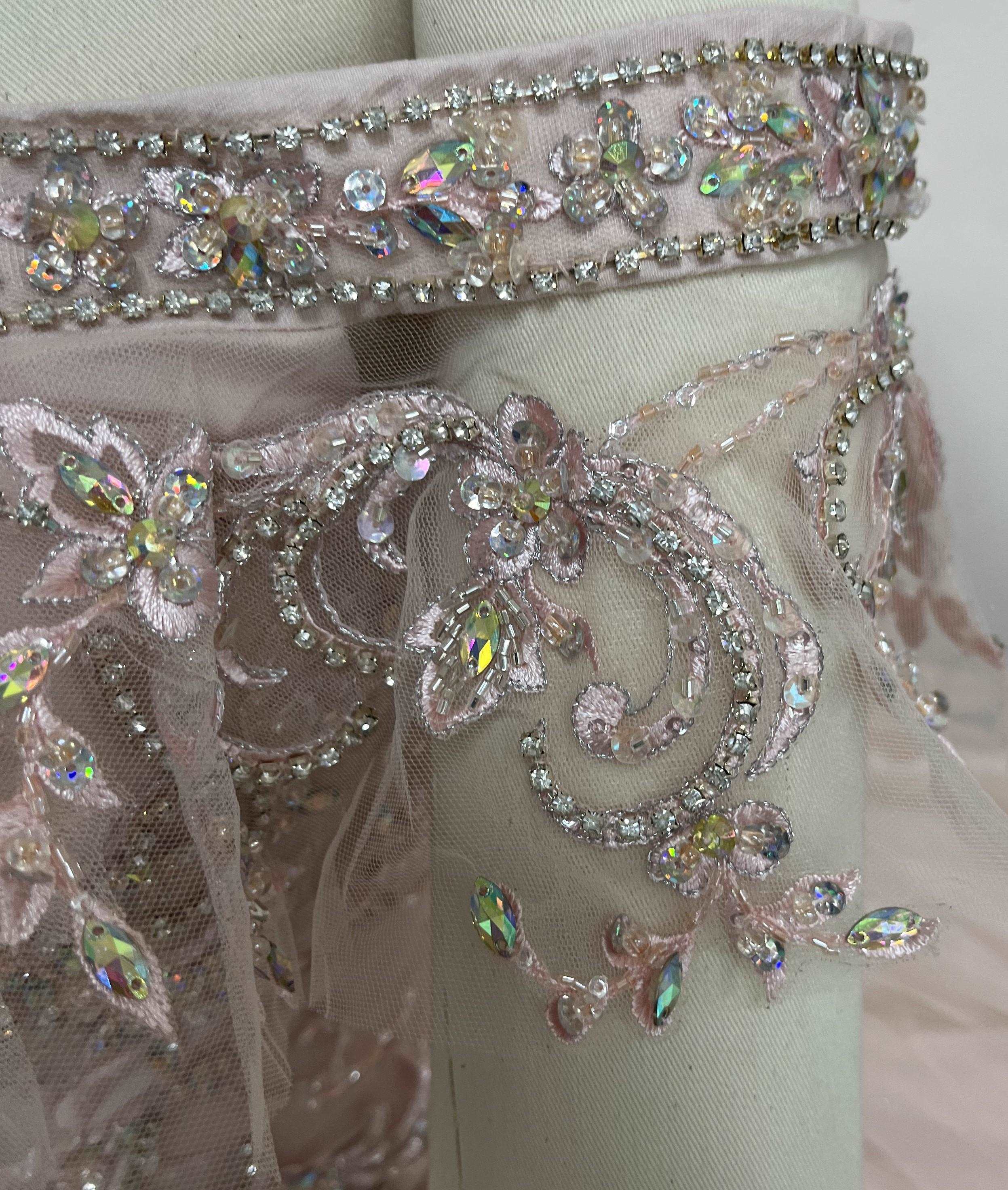 (LIVE 37) Gowns shine, lace details, light up occasions.