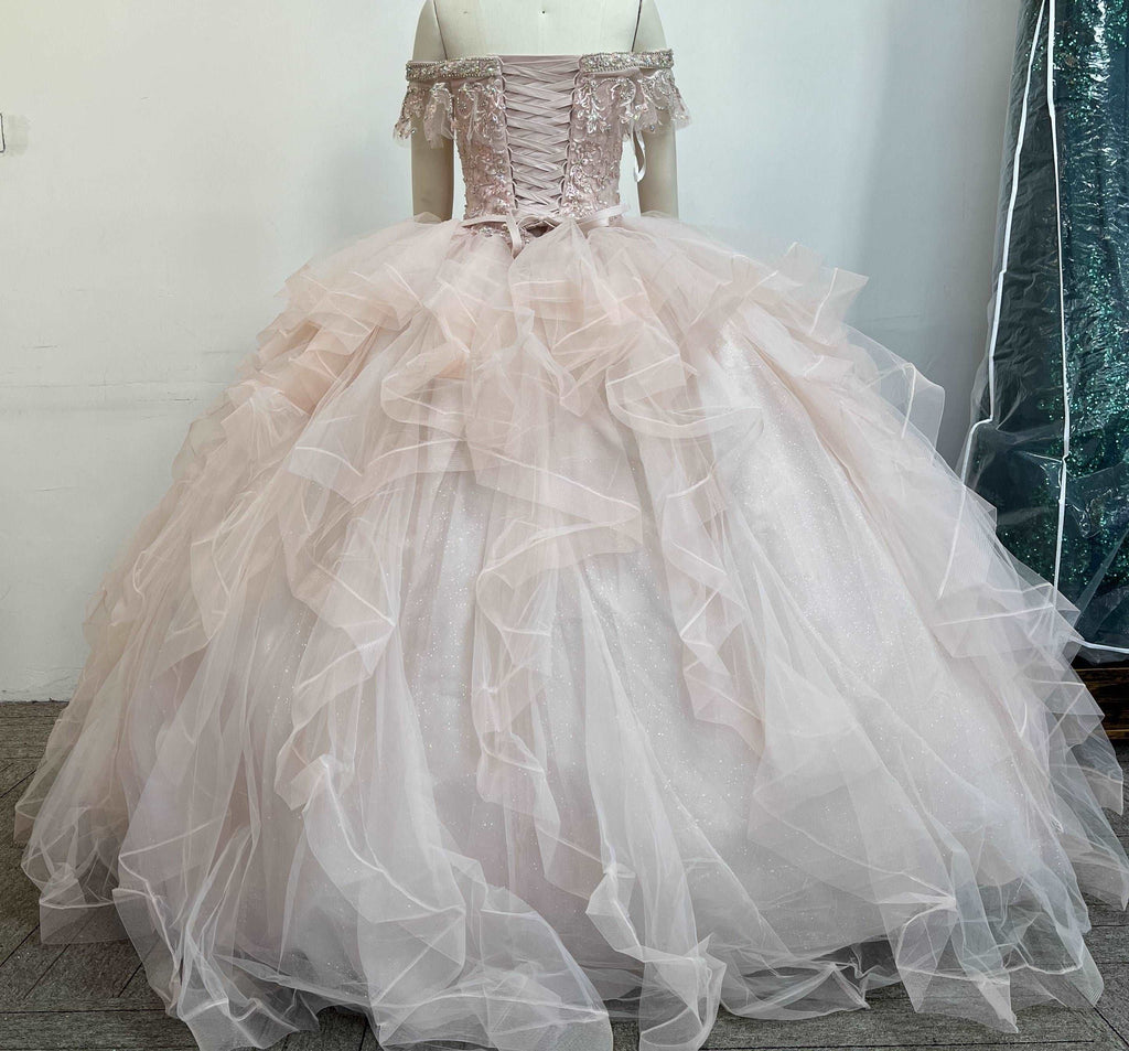 (LIVE 37) Gowns shine, lace details, light up occasions.