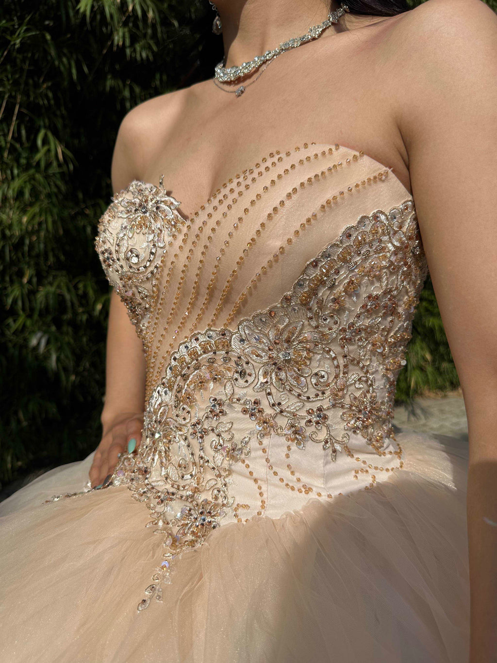 (LIVE 50) Fine gowns, 3D embroidery, weave dreamy tales.