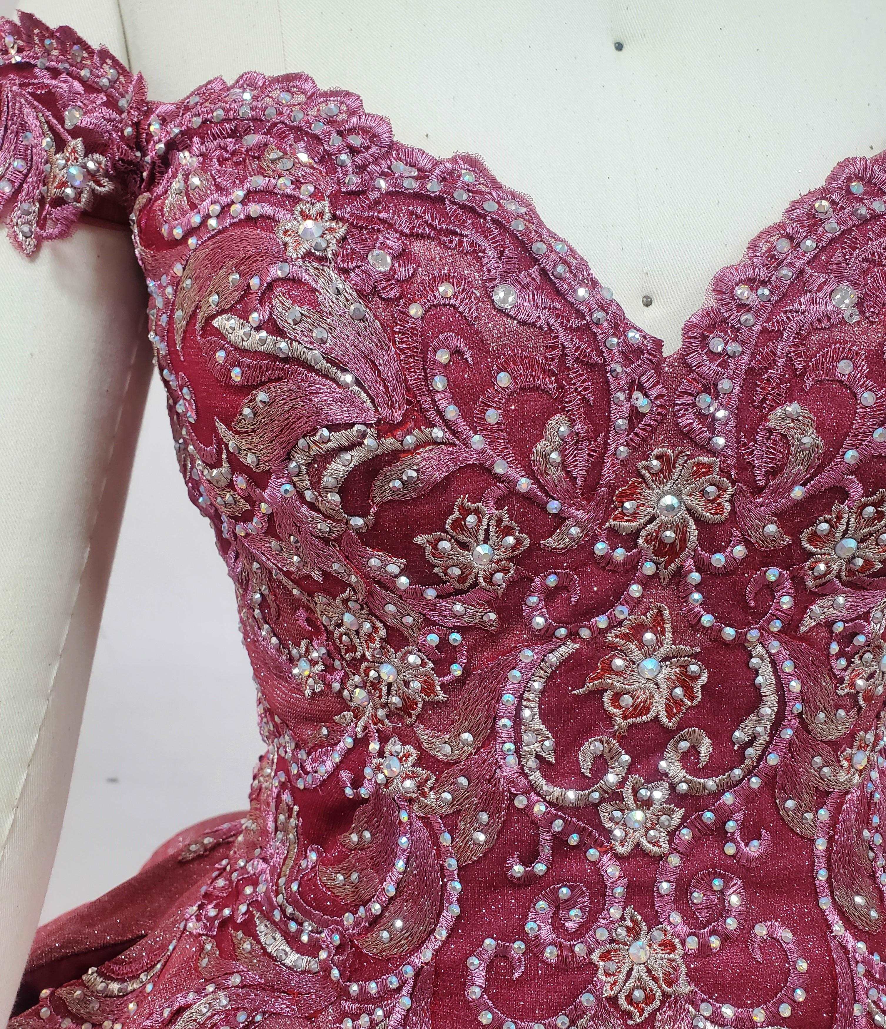 (LIVE 43) Gowns on, mermaid style, fashionable presence.