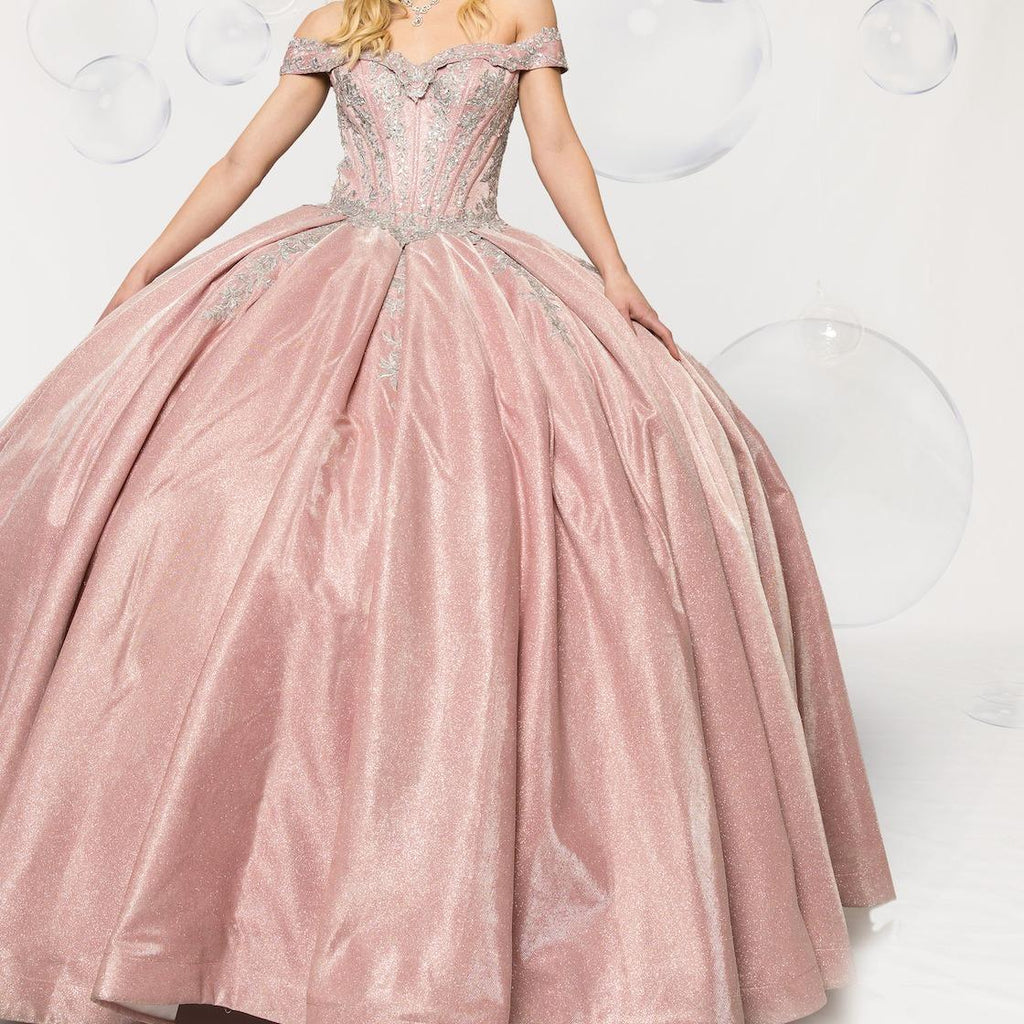 Quinceanera dress with many sequins, dazzling, slim waist, highlighting the graceful figure.