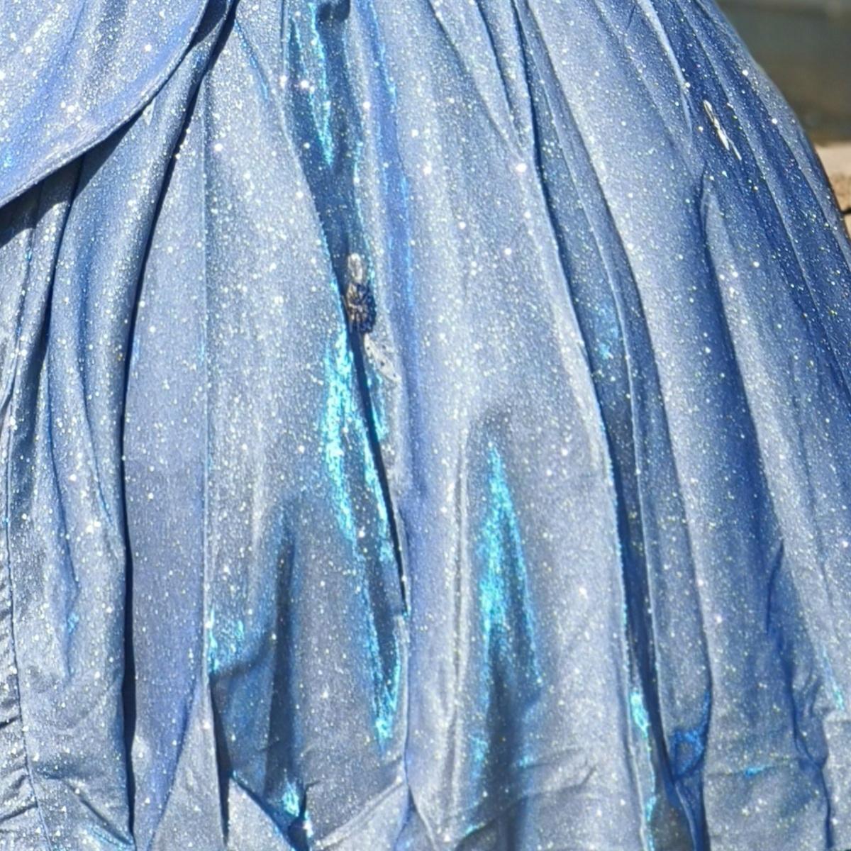 Quinceanera dress with many sequins, dazzling, slim waist, highlighting the graceful figure.