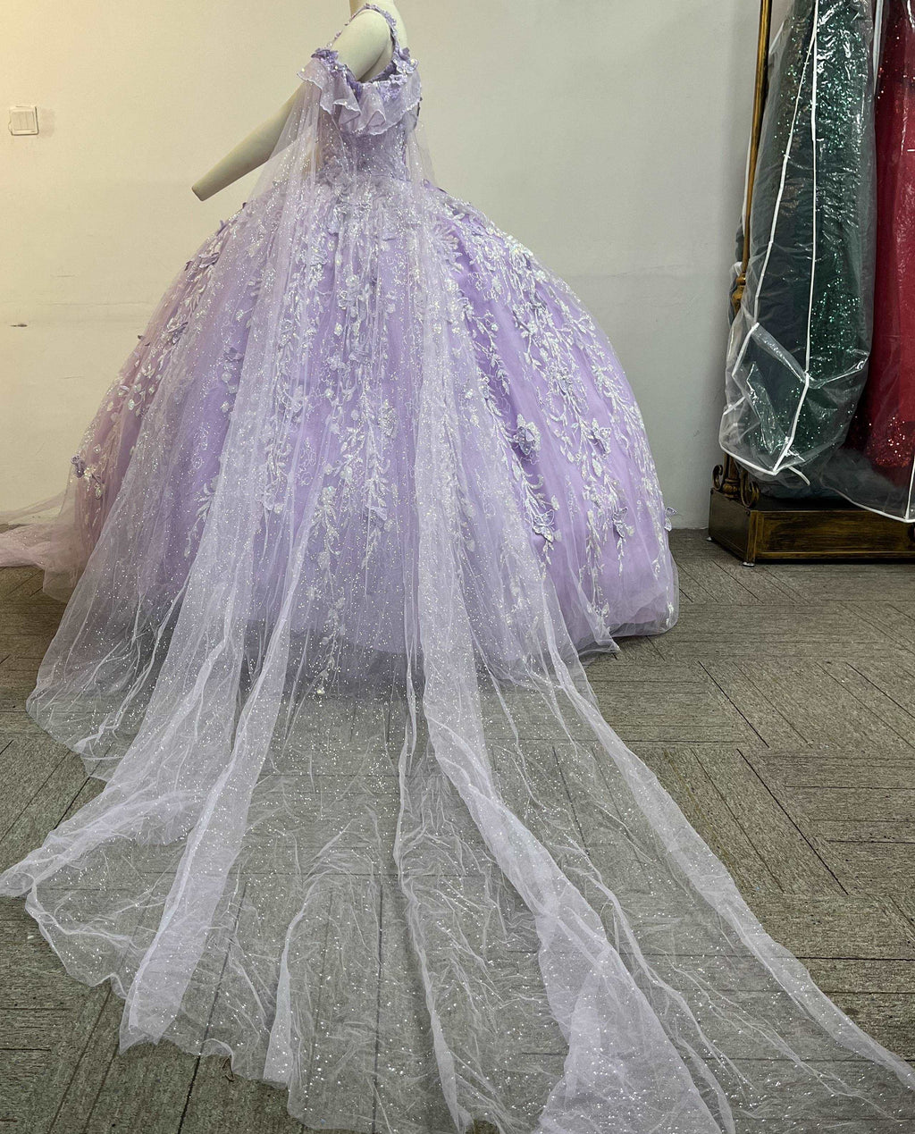 (LIVE 25) Fine gowns, 3D embroidery, weave dreamy tales.