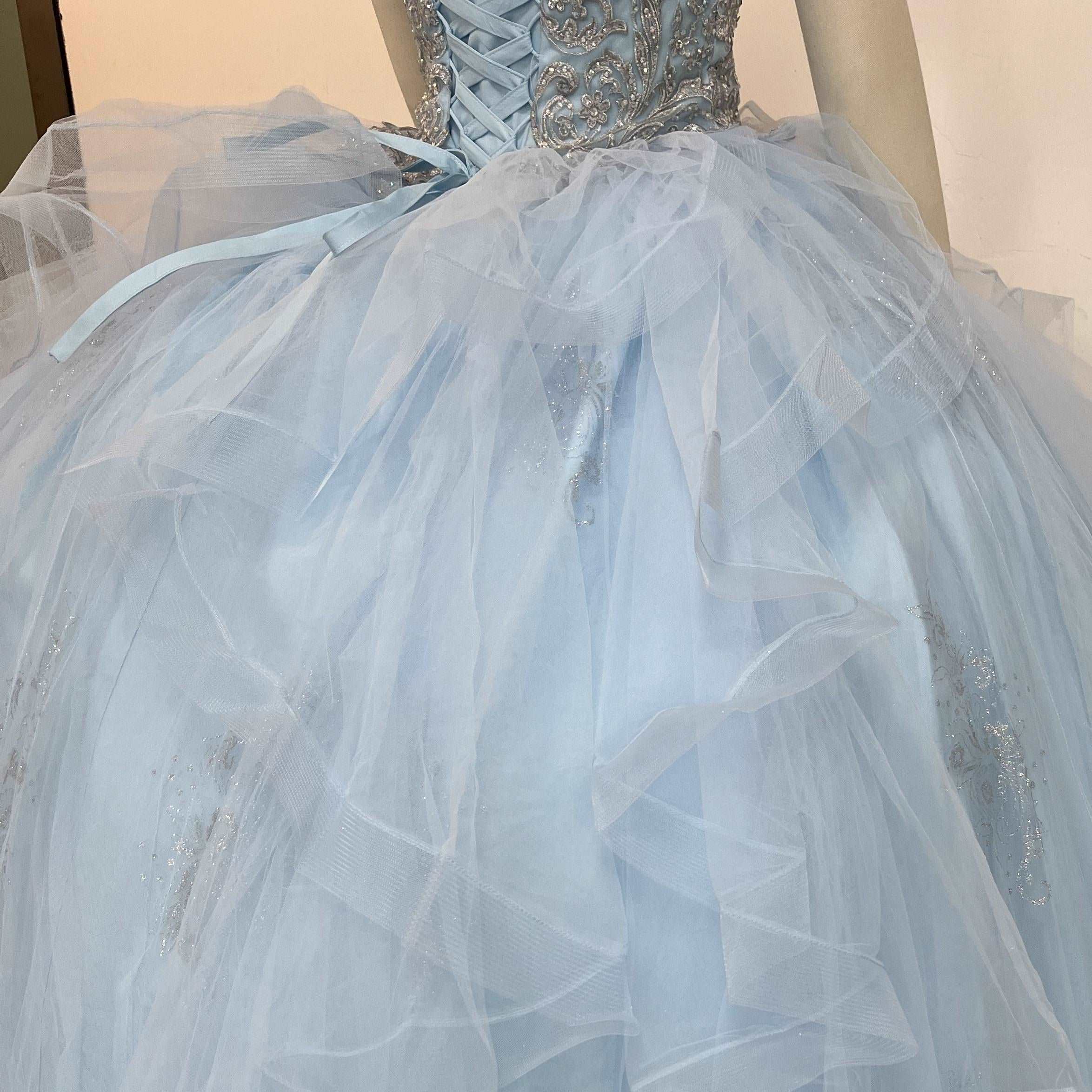 (LIVE 17) Exclusive gowns, silky luxury, stylish journey.