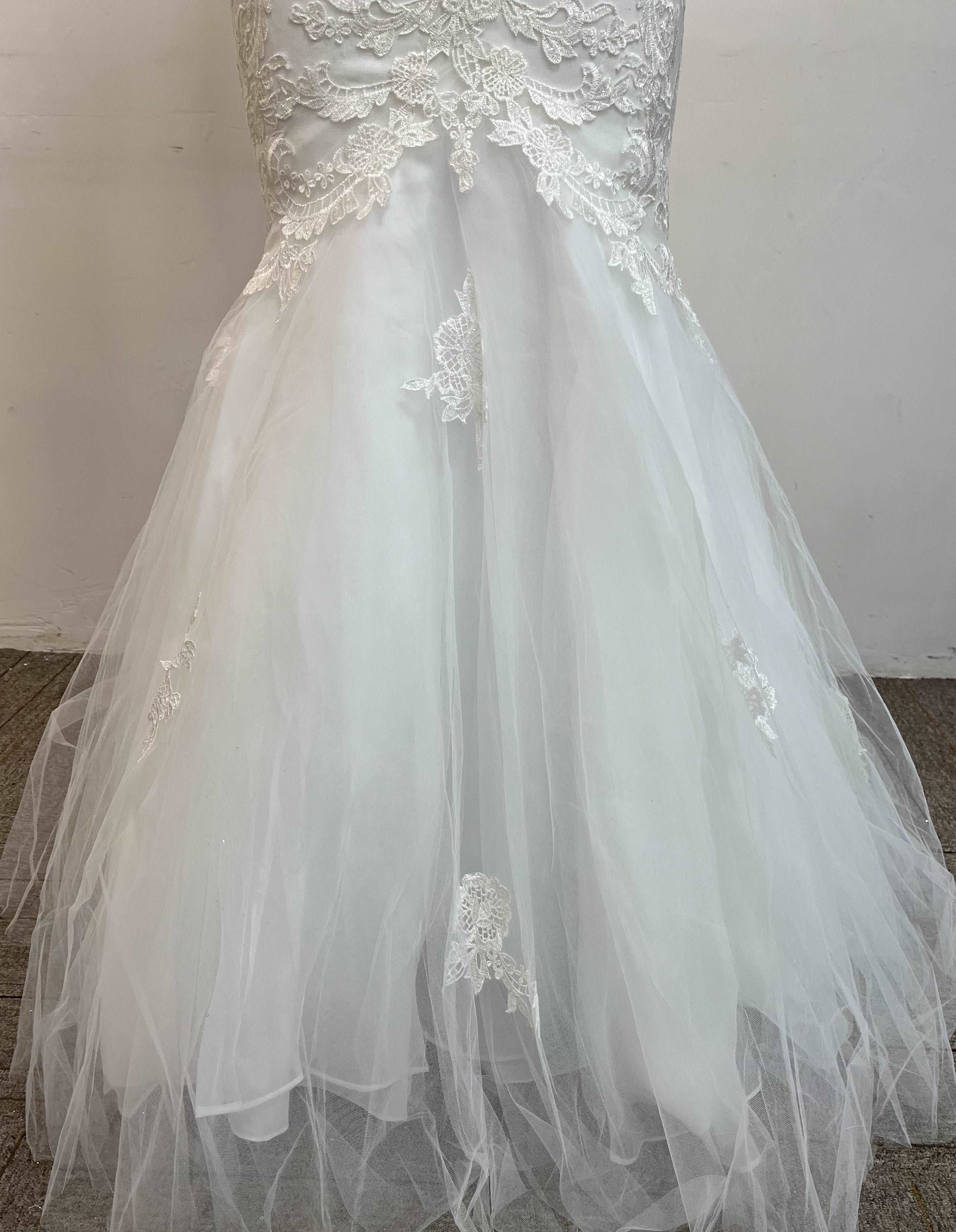 (LIVE 72) Fashionable minimalist handmade embroidered lace wedding dress.
