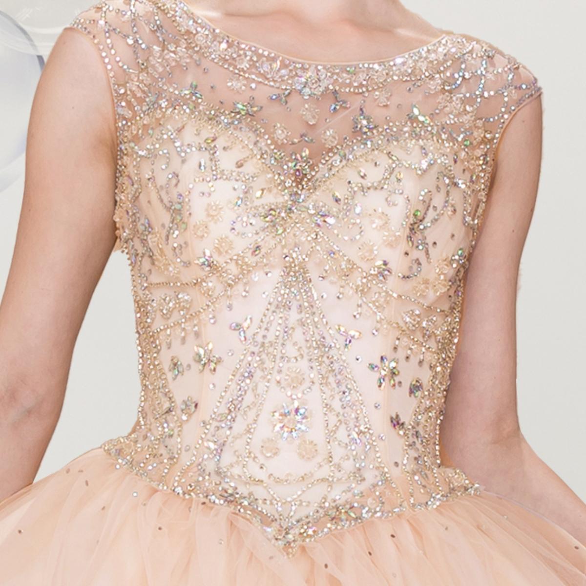 (LIVE 59) A beautiful gown, off-shoulder, reveals noble air.