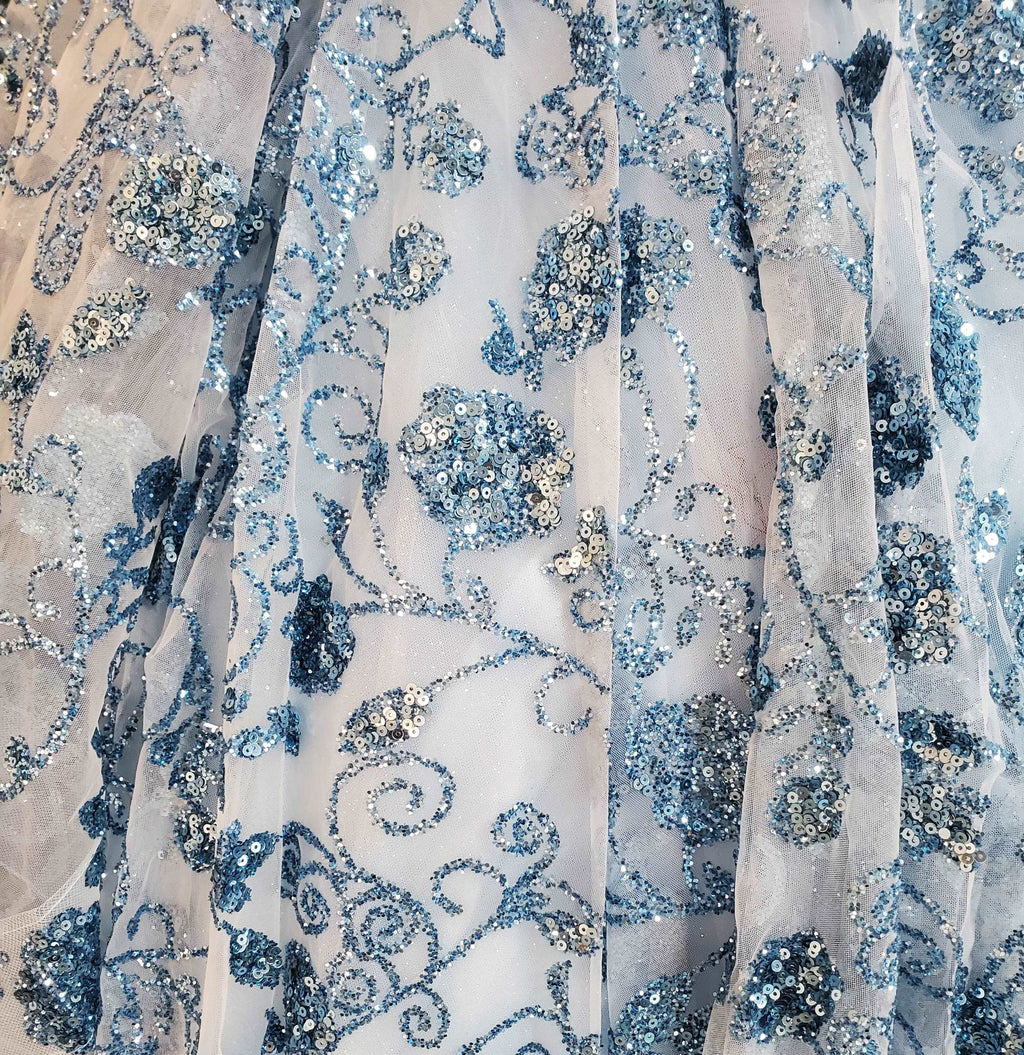 (LIVE 16) Gowns on, mermaid style, fashionable presence.