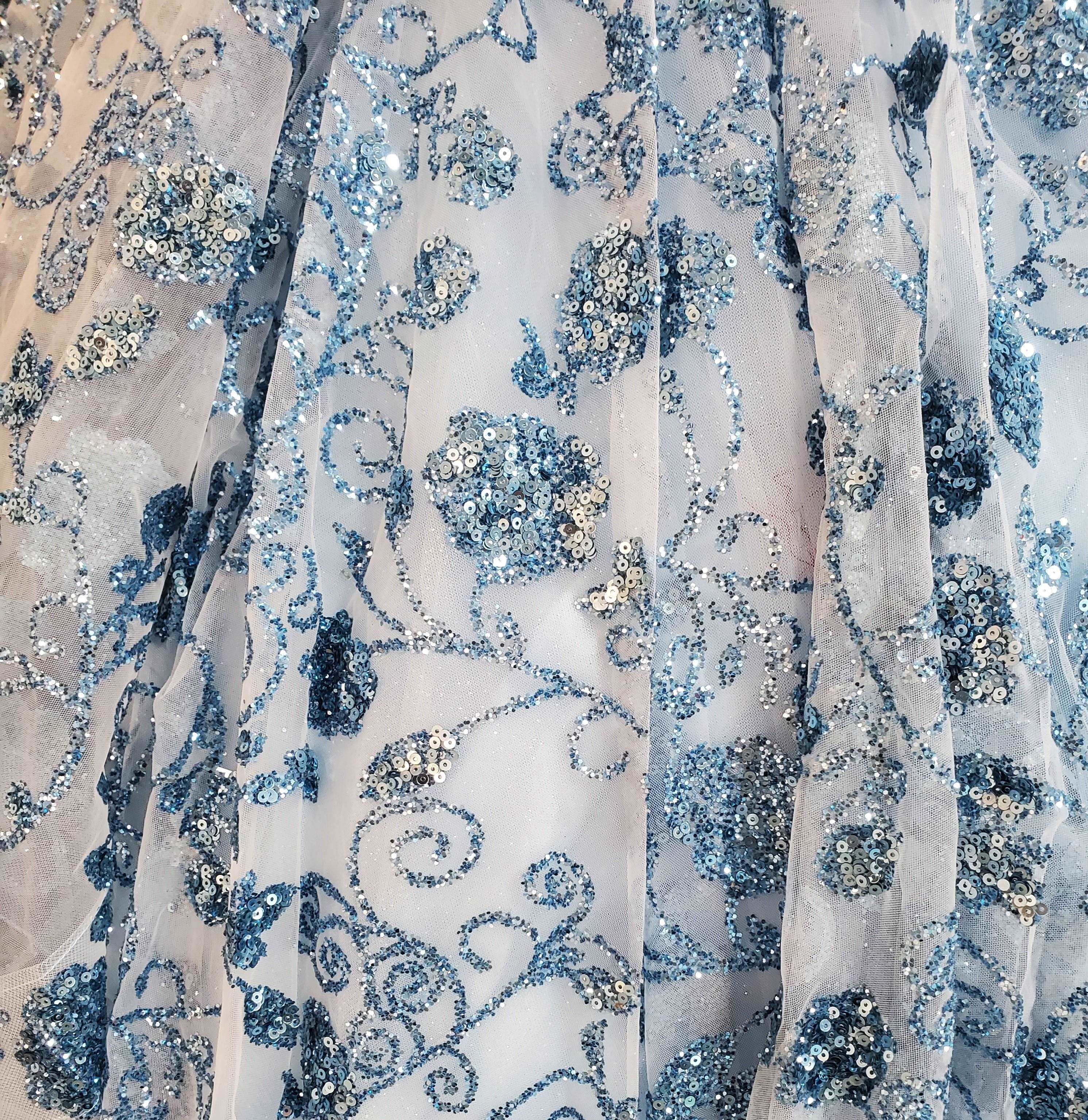 (LIVE 16) Gowns on, mermaid style, fashionable presence.