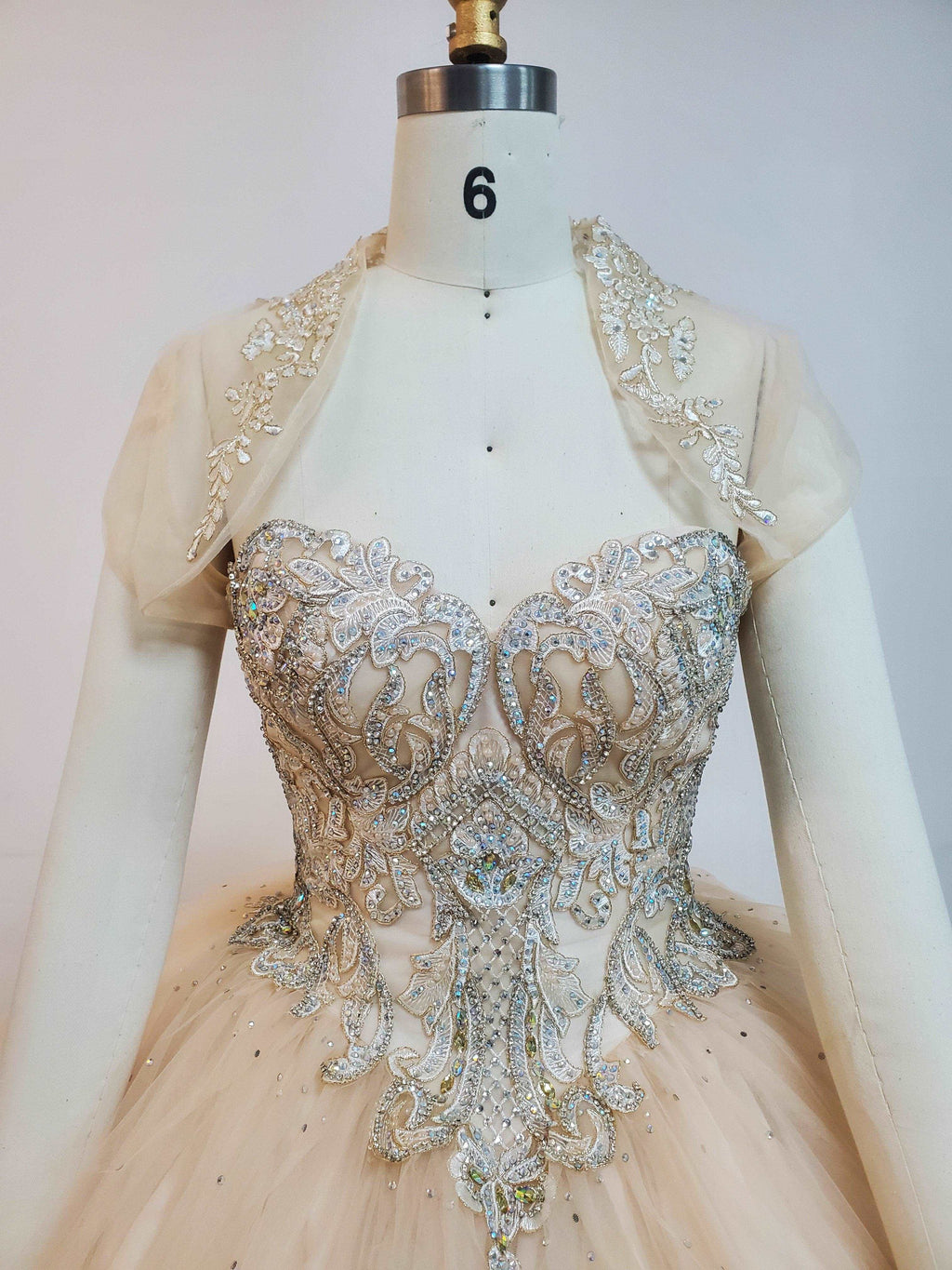 (LIVE 15) Elegant gowns, sparkling jewels, carve unique grace.