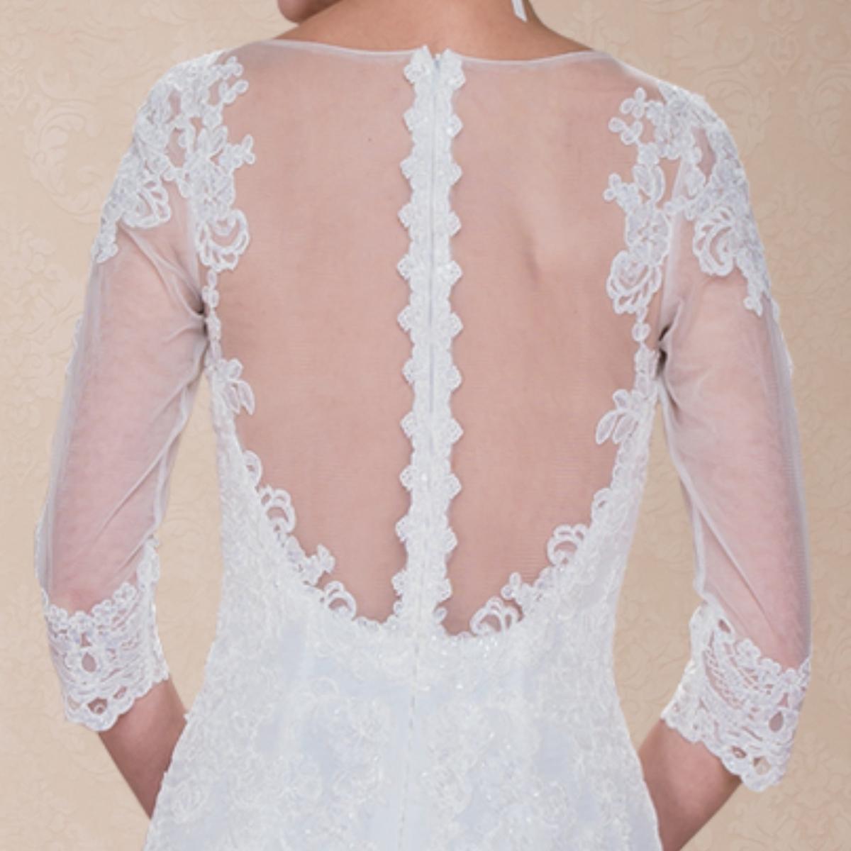 (LIVE 70) A beautiful gown, off-shoulder, reveals noble air.