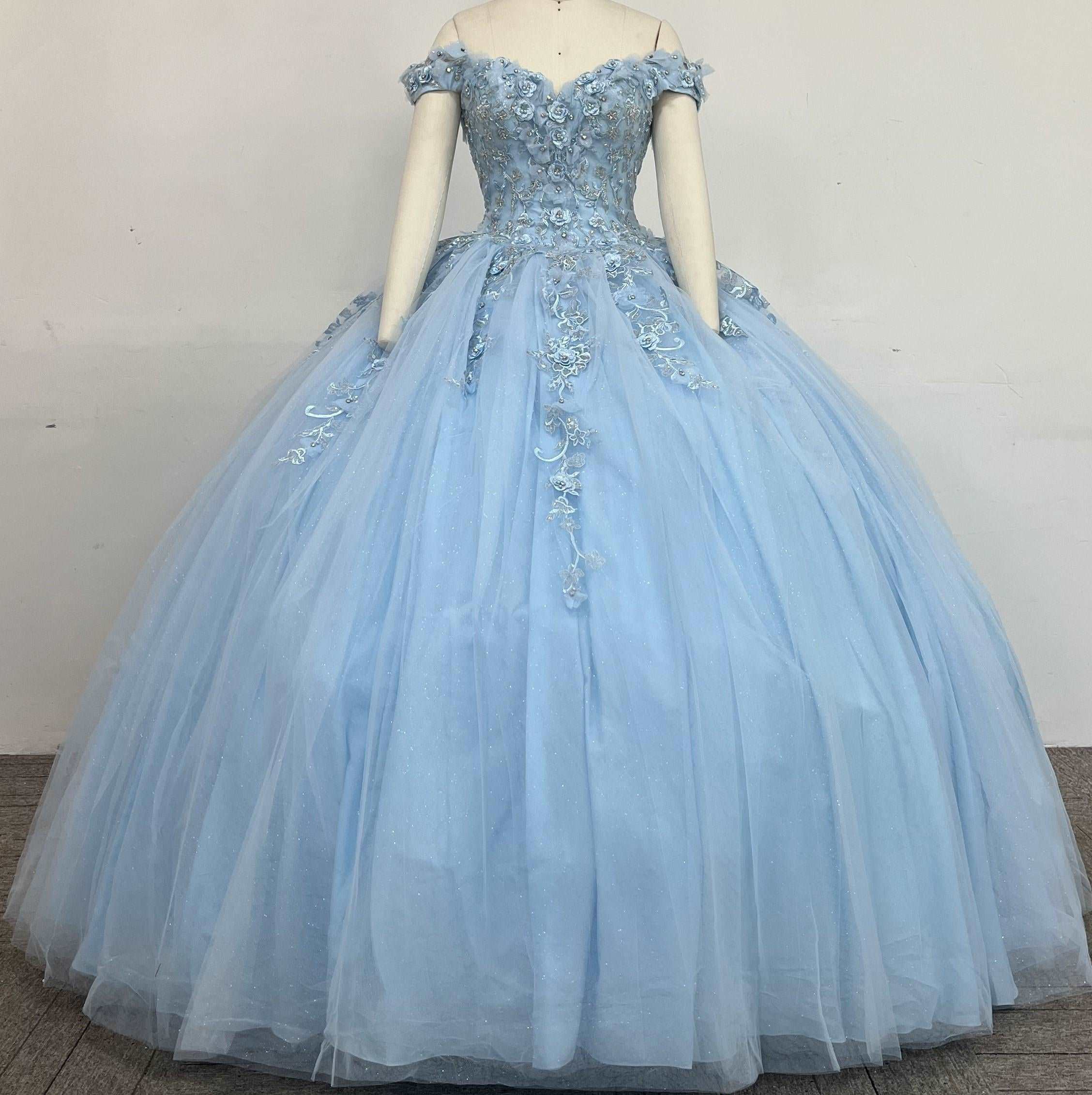 (LIVE 14) Gowns on, mermaid style, fashionable presence.