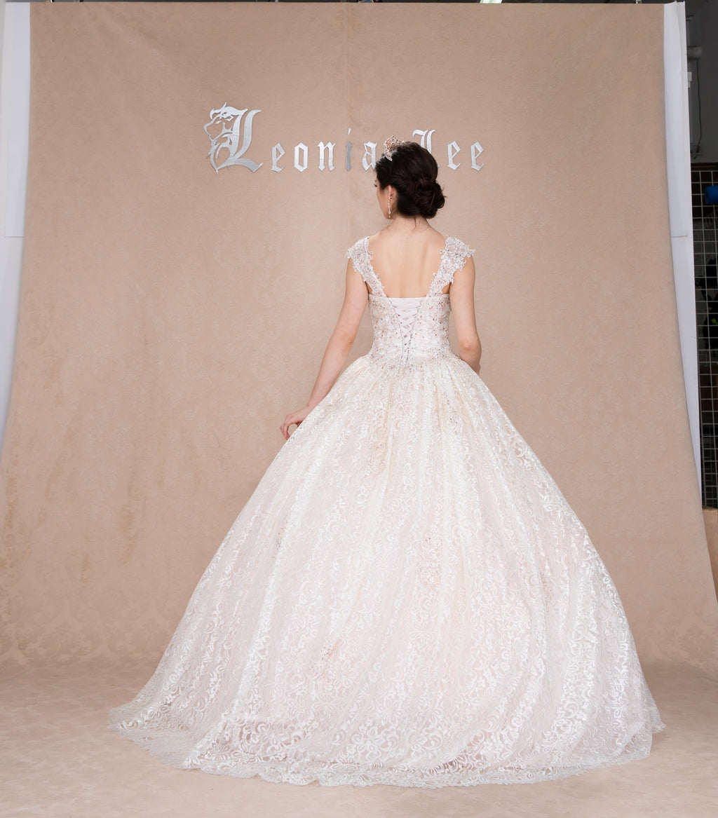 Beautiful Quinceanera Dress in Gold - Elegant Gold Hue with Unique Style & Sophisticated Design for Quinceañeras