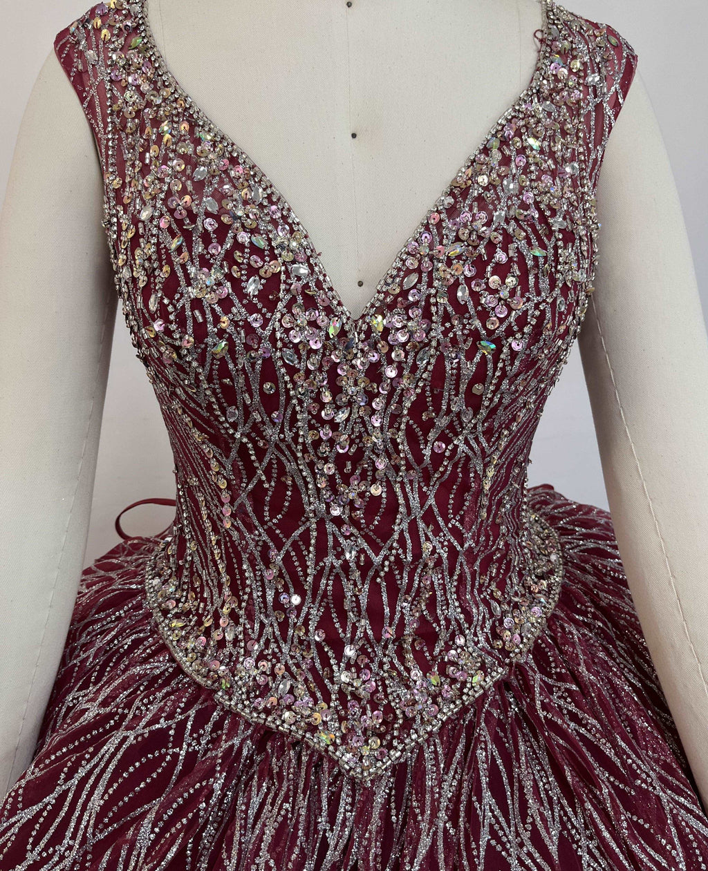 (LIVE 9) Elegant gowns, sparkling jewels, carve unique grace.