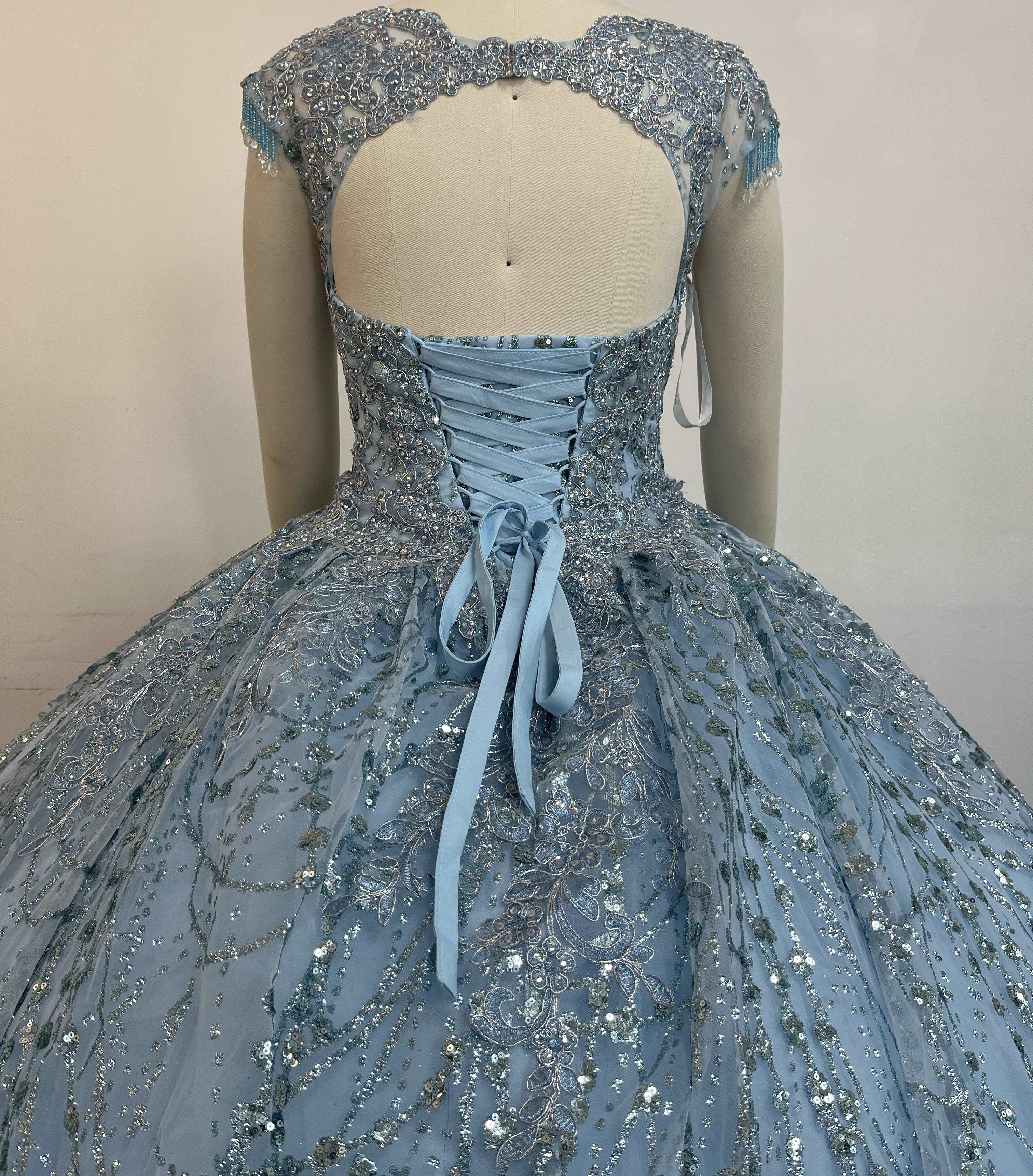 (LIVE 22) Elegant gowns, sparkling jewels, carve unique grace.