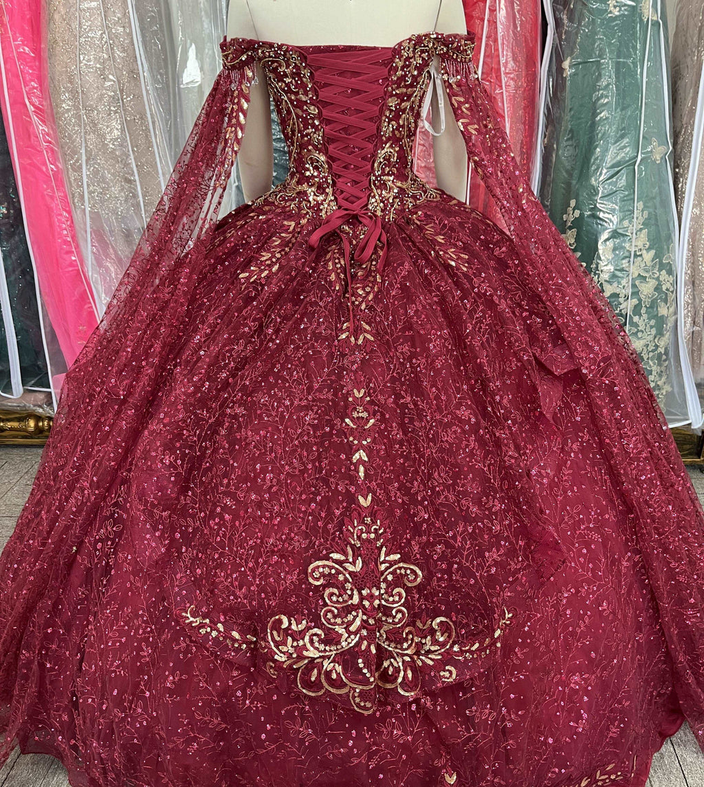 (LIVE 33) Gowns shine, lace details, light up occasions.