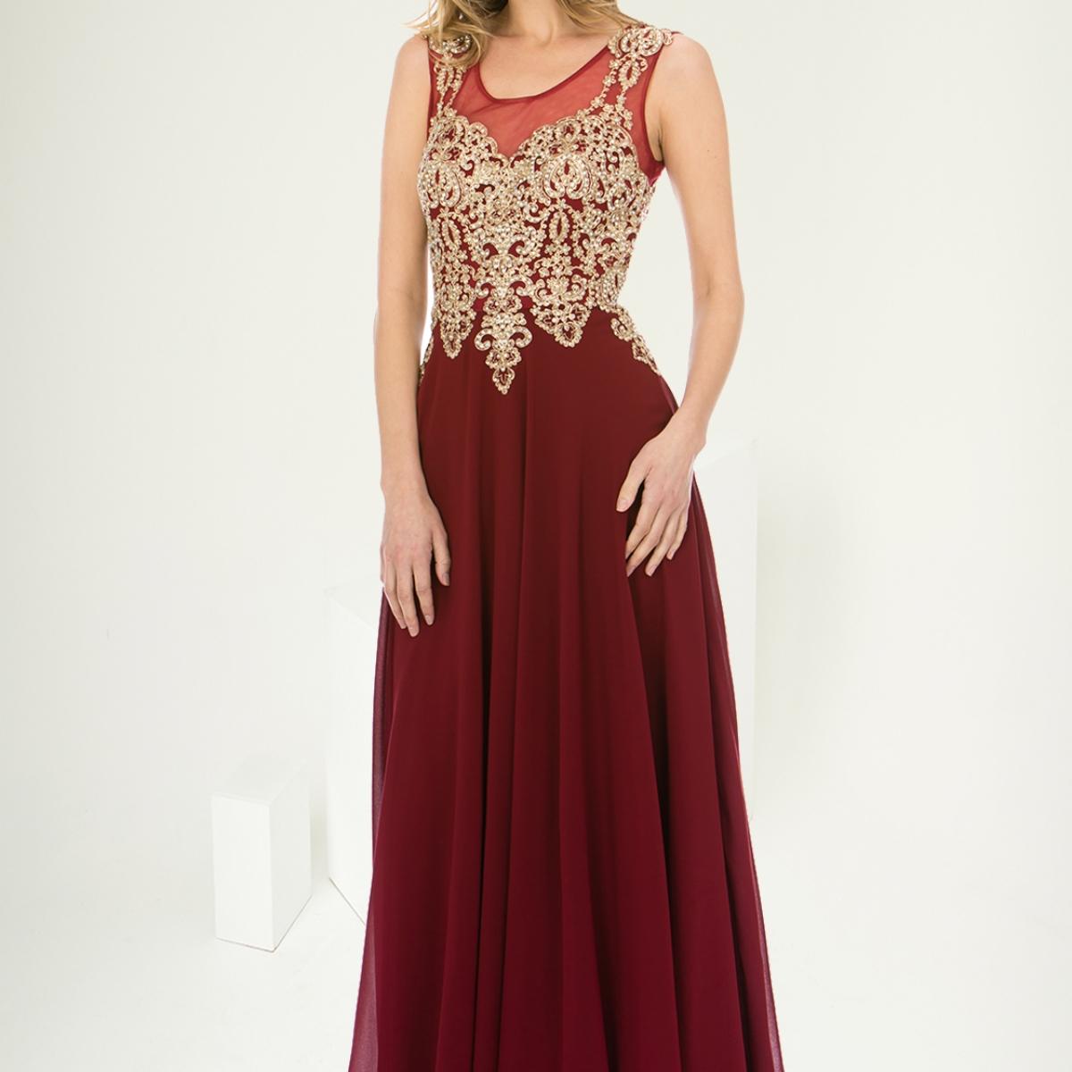 A beautiful gown, off-shoulder, reveals noble air.