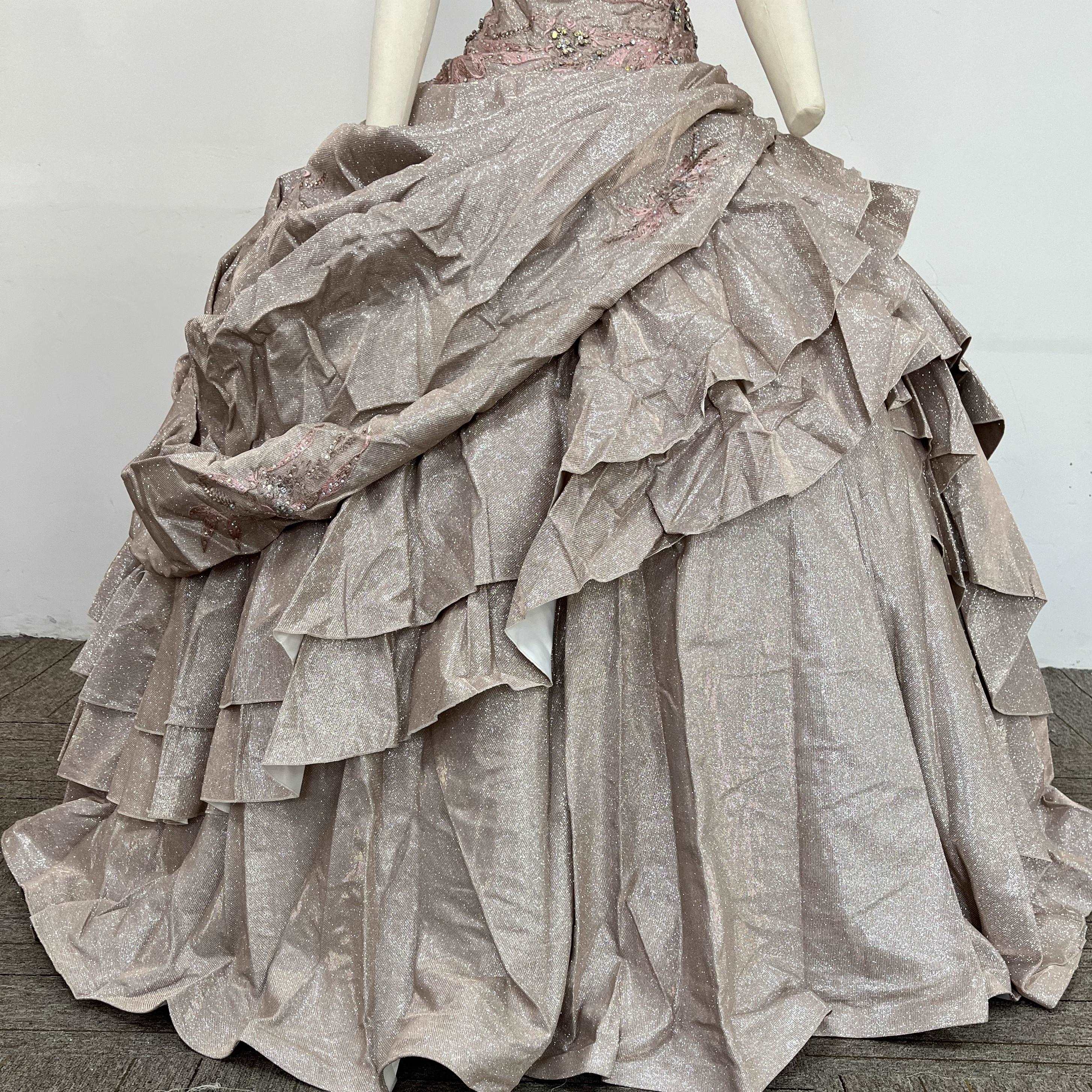 (LIVE 41) A beautiful gown, off-shoulder, reveals noble air.