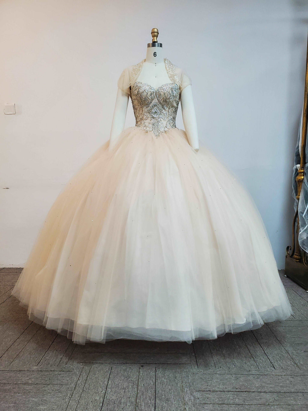 (LIVE 15) Elegant gowns, sparkling jewels, carve unique grace.