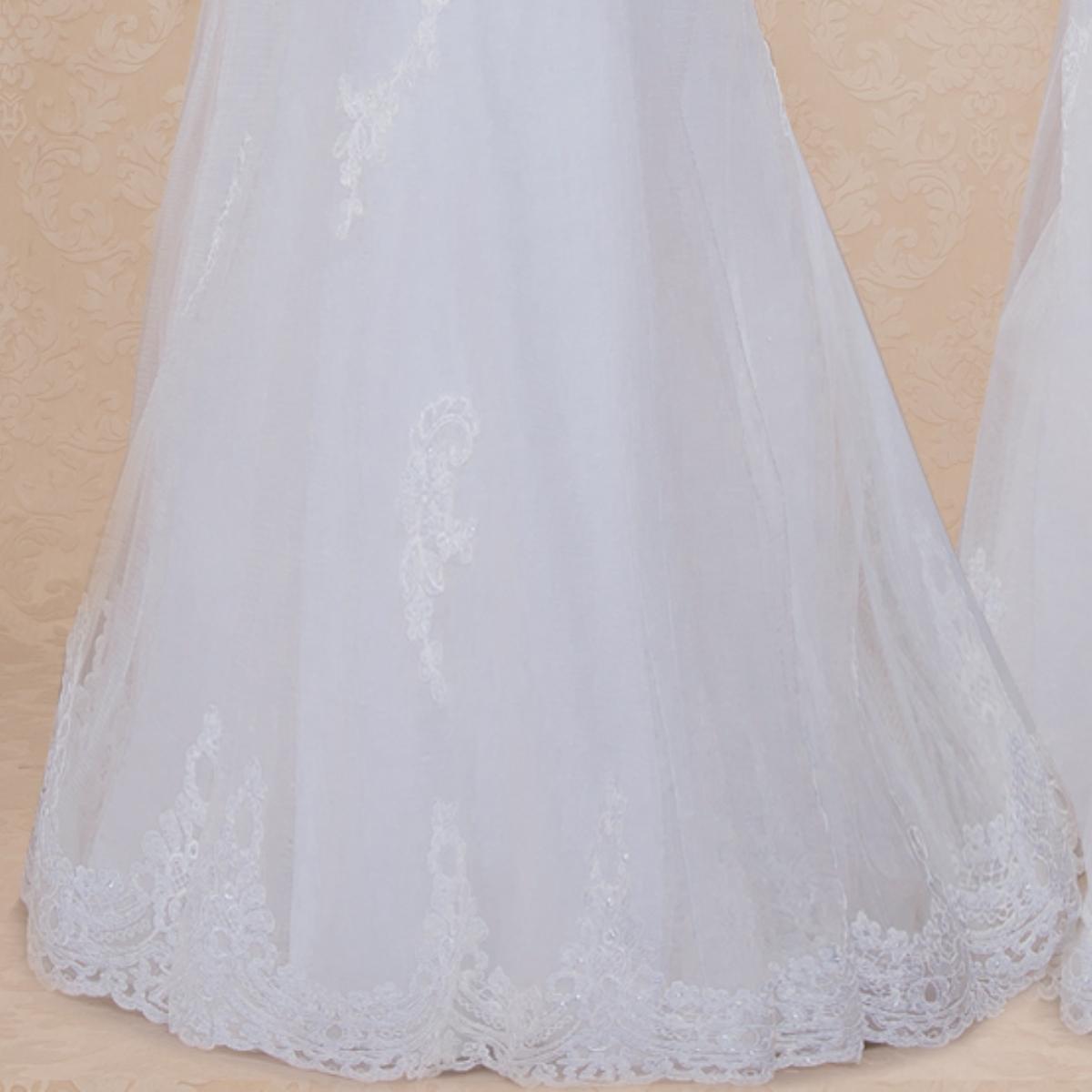 (LIVE 70) A beautiful gown, off-shoulder, reveals noble air.