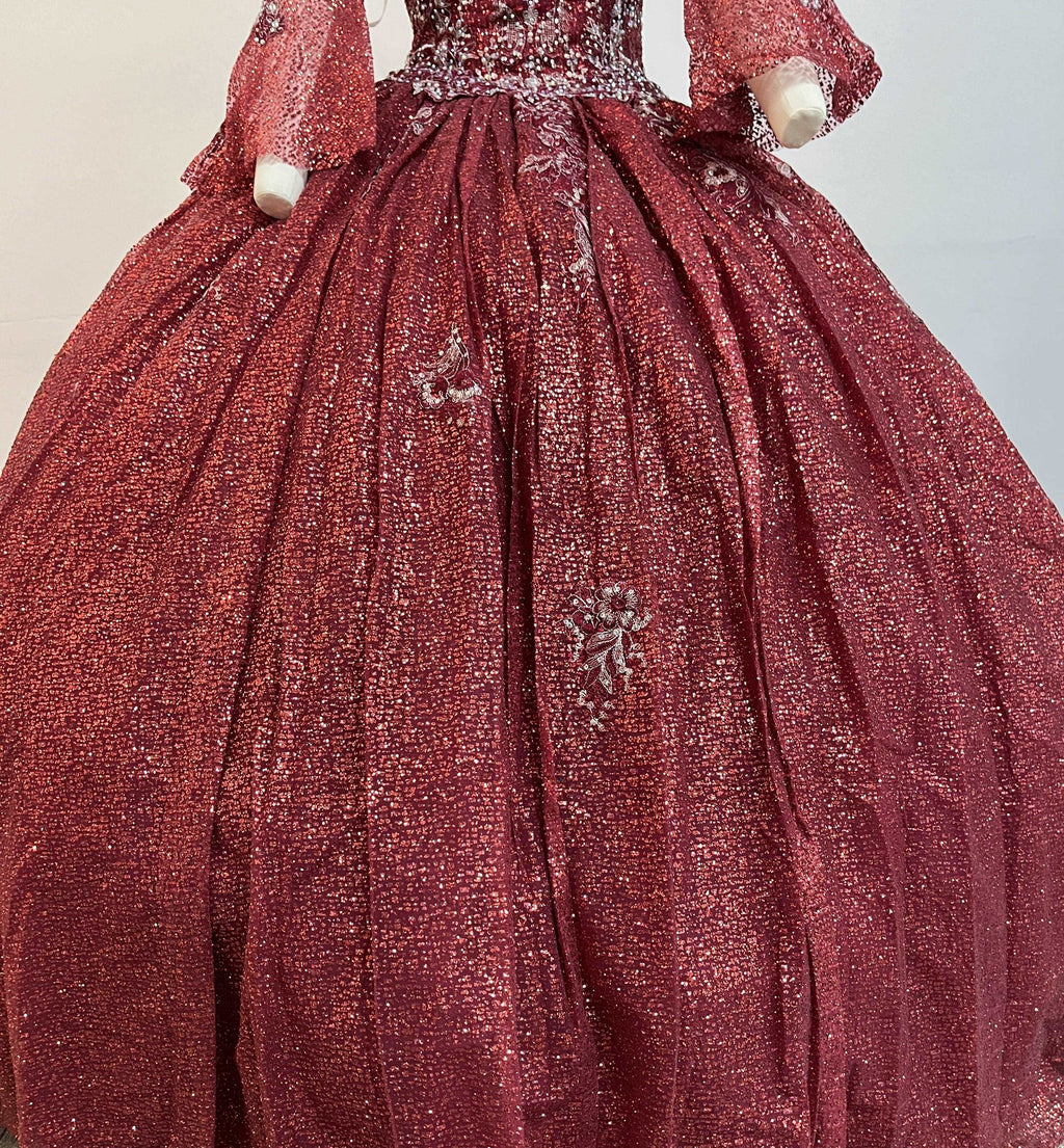 (LIVE 30) Gowns shine, lace details, light up occasions.