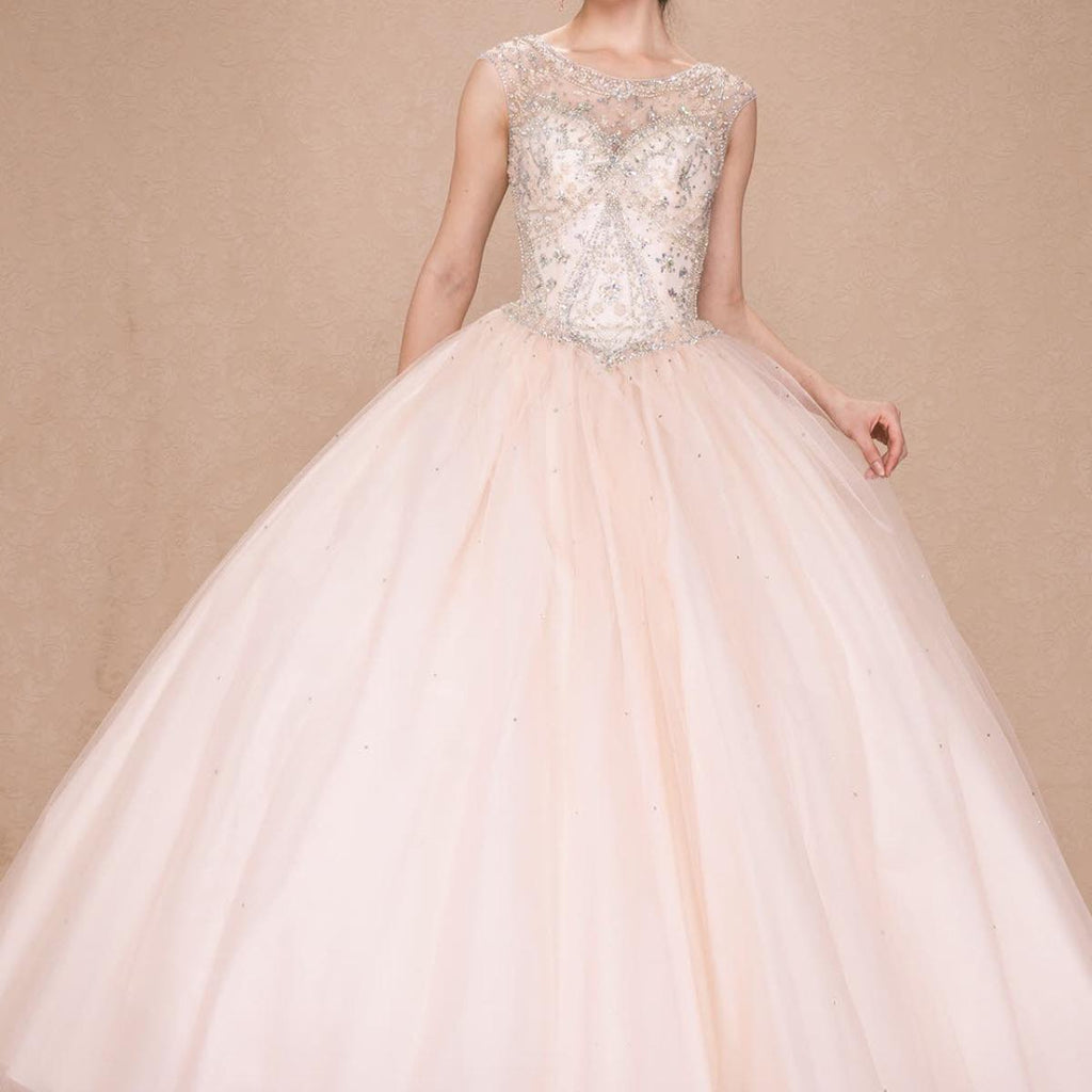 (LIVE 59) A beautiful gown, off-shoulder, reveals noble air.