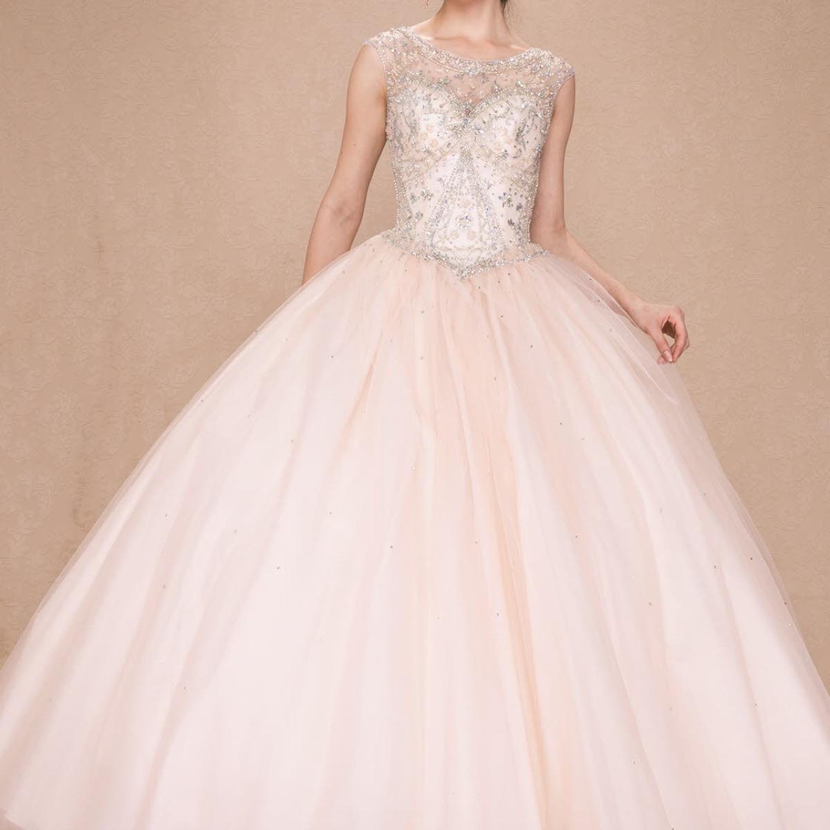 (LIVE 59) A beautiful gown, off-shoulder, reveals noble air.