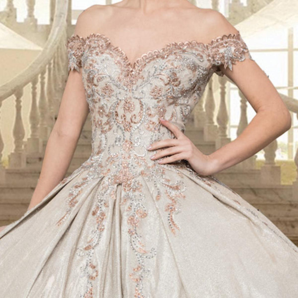 (LIVE 43) Gowns on, mermaid style, fashionable presence.