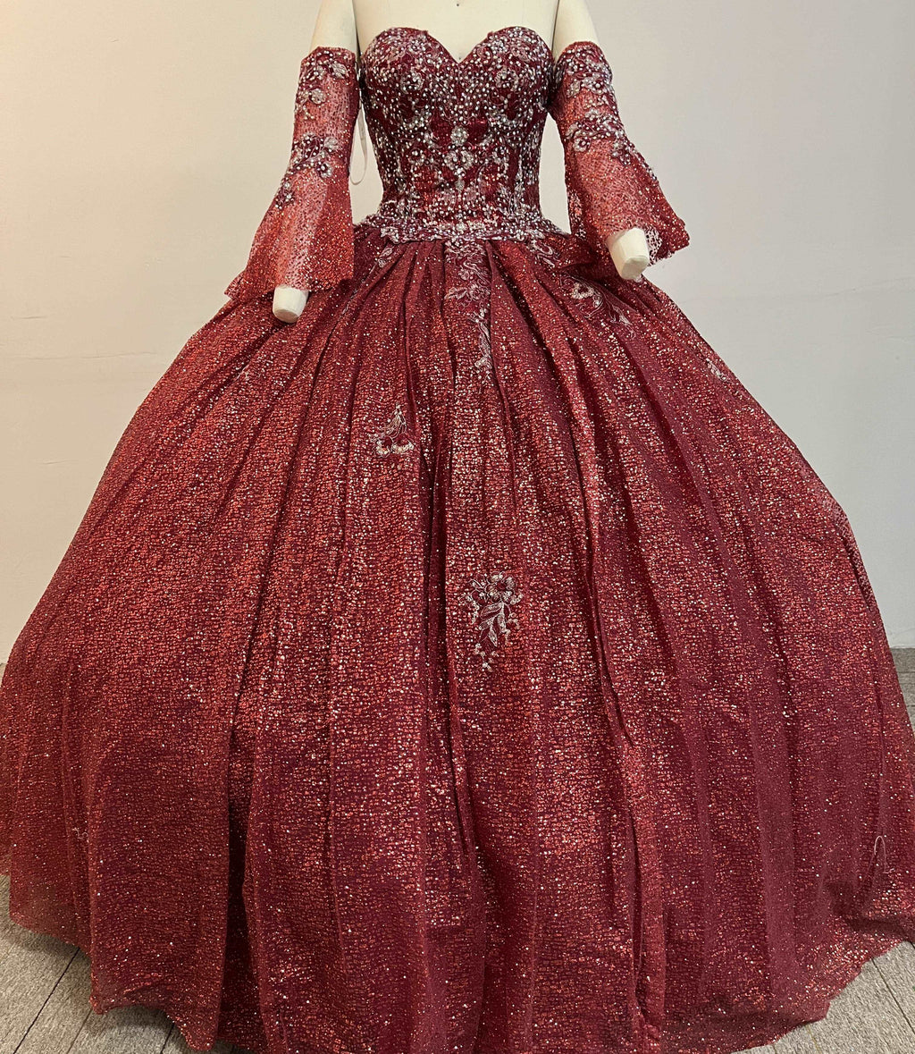 (LIVE 30) Gowns shine, lace details, light up occasions.