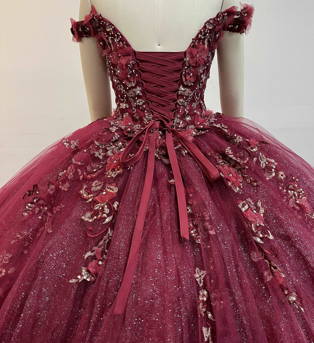 (LIVE 14) Gowns on, mermaid style, fashionable presence.