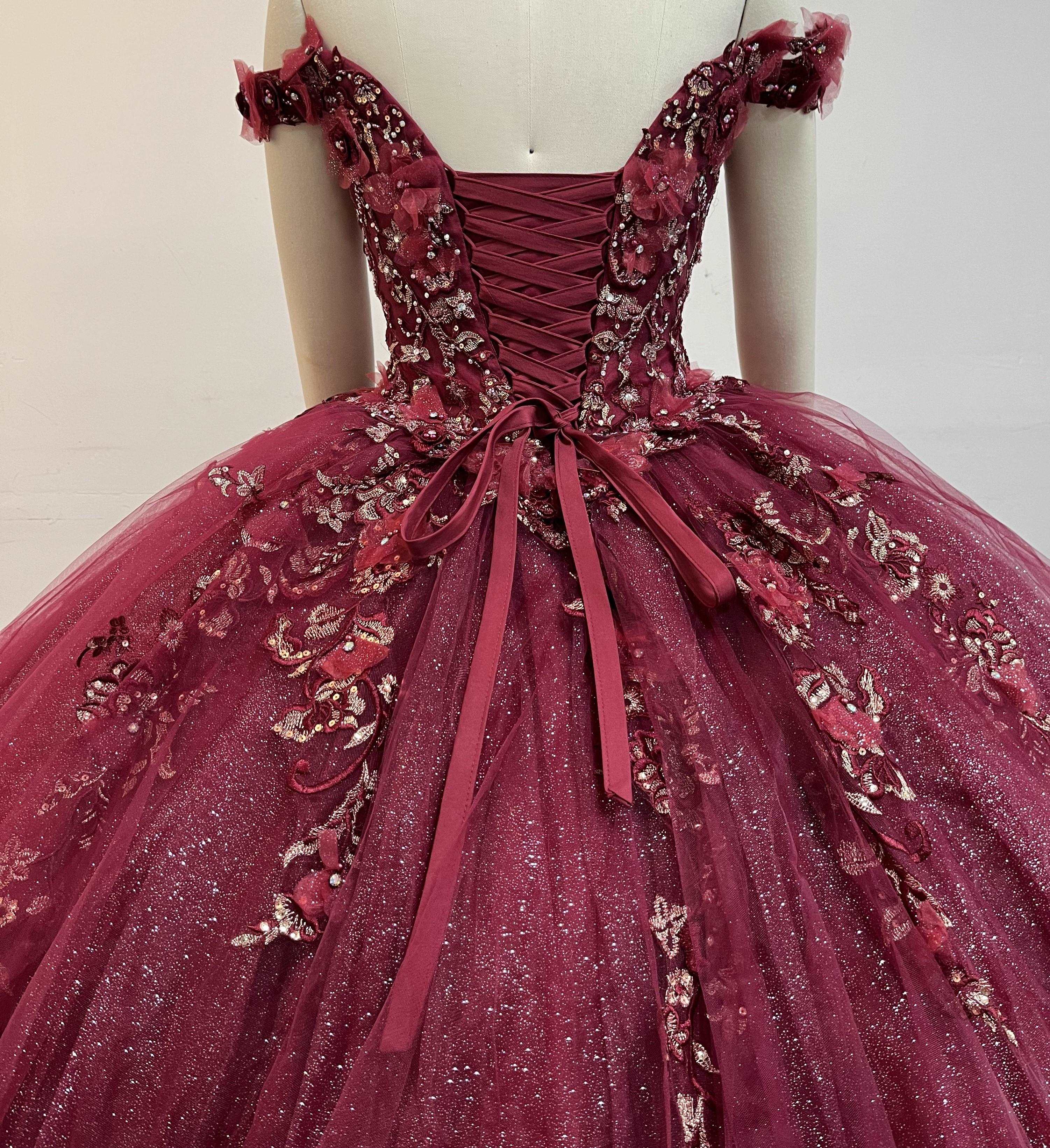 (LIVE 14) Gowns on, mermaid style, fashionable presence.