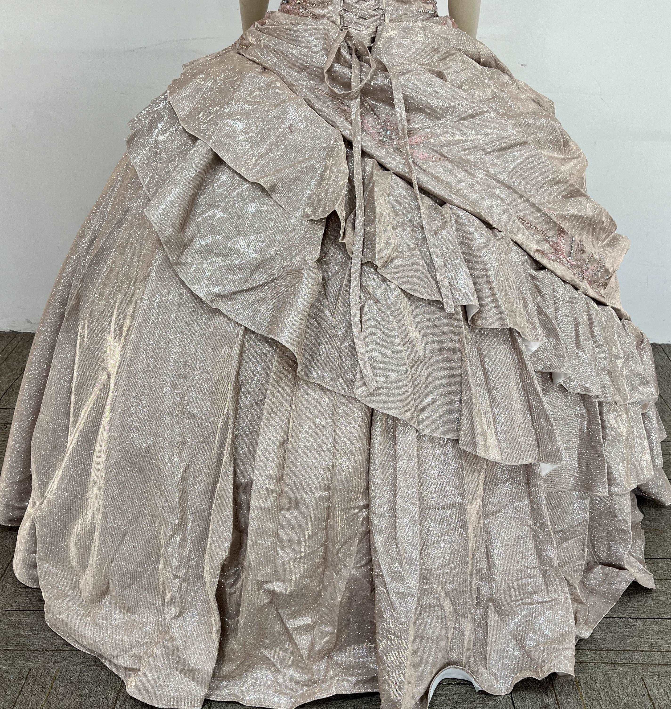 (LIVE 41) A beautiful gown, off-shoulder, reveals noble air.