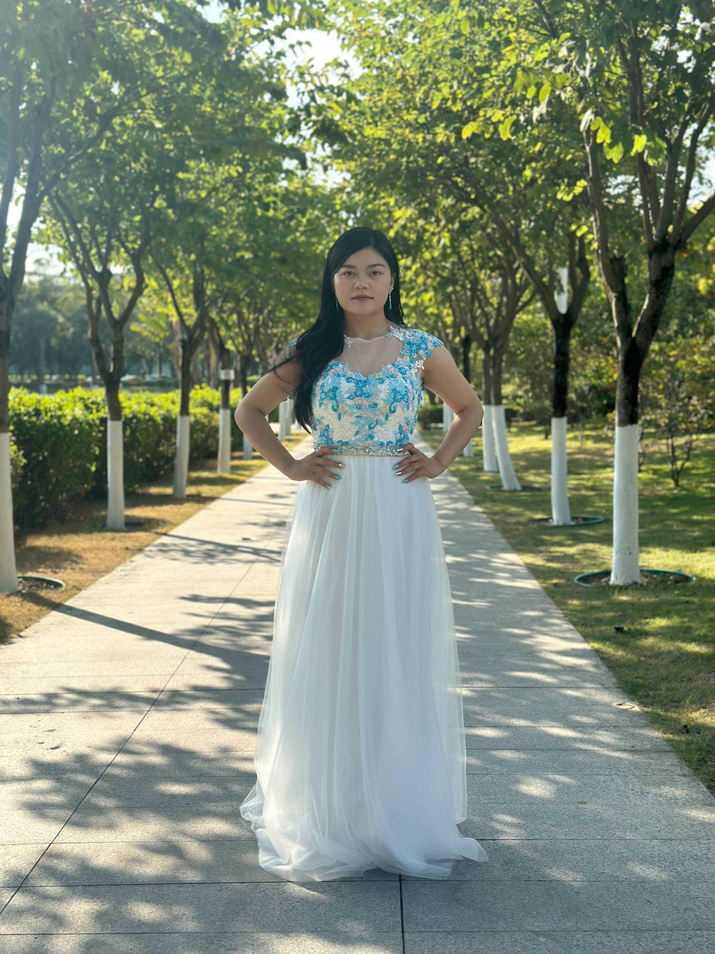 A beautiful gown, off-shoulder, reveals noble air.